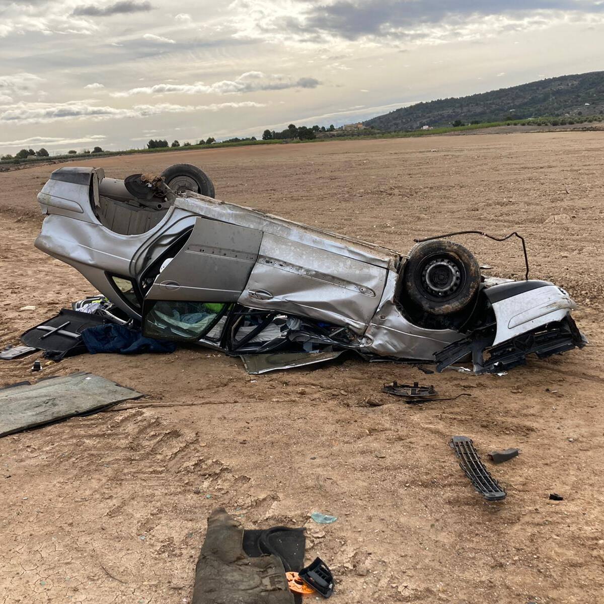 Una mujer, una niña y un bebé sufren heridas al volcar el turismo en el que viajaban en Aledo