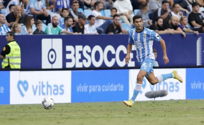 Juanfran conduciendo un balón en La Rosaleda (Málaga CF)