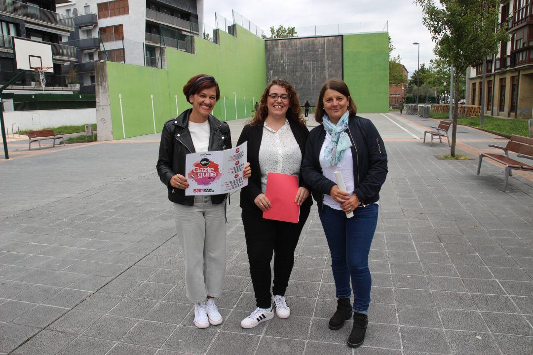 La delegada de Juventud y Euskera, Mónica Martínez, y responsables técnicas del área de Euskera, Josebe Araña, y de Juventud, Eunate Encinas, han presentado este miércoles el programa de actividades del Gazte Gune. 