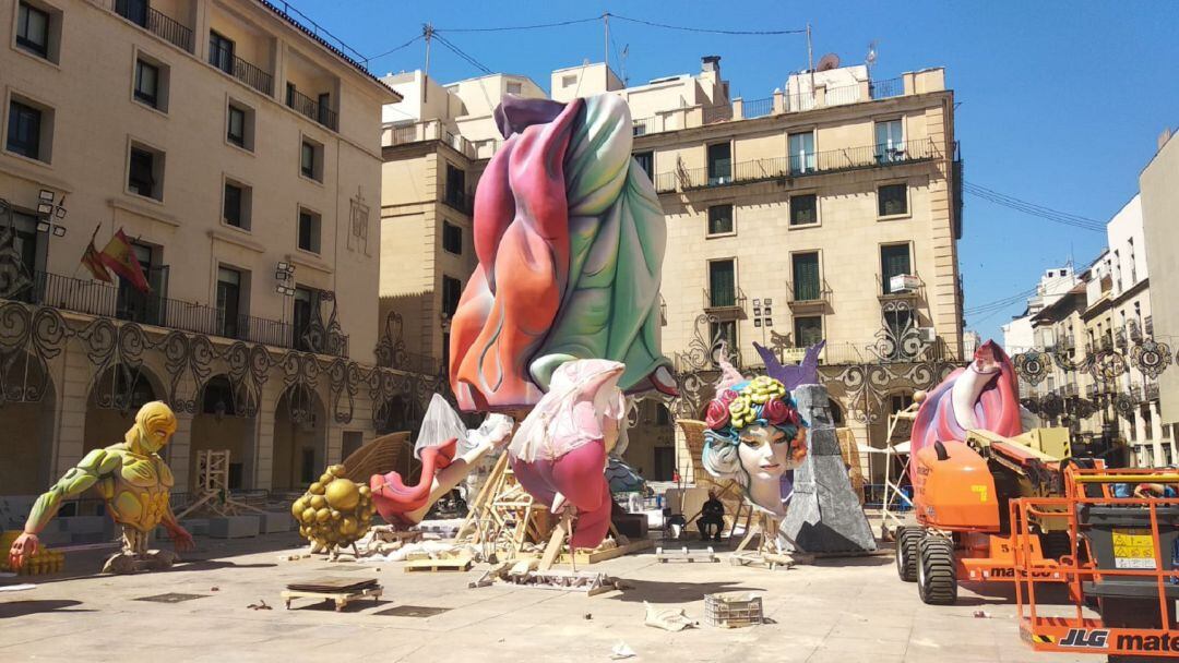 Plantà de la Hoguera Oficial en la plaza del Ayuntamiento