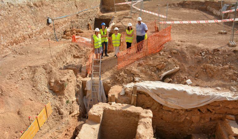 Responsables municipals i de l&#039;excavació sobre el terreny. 