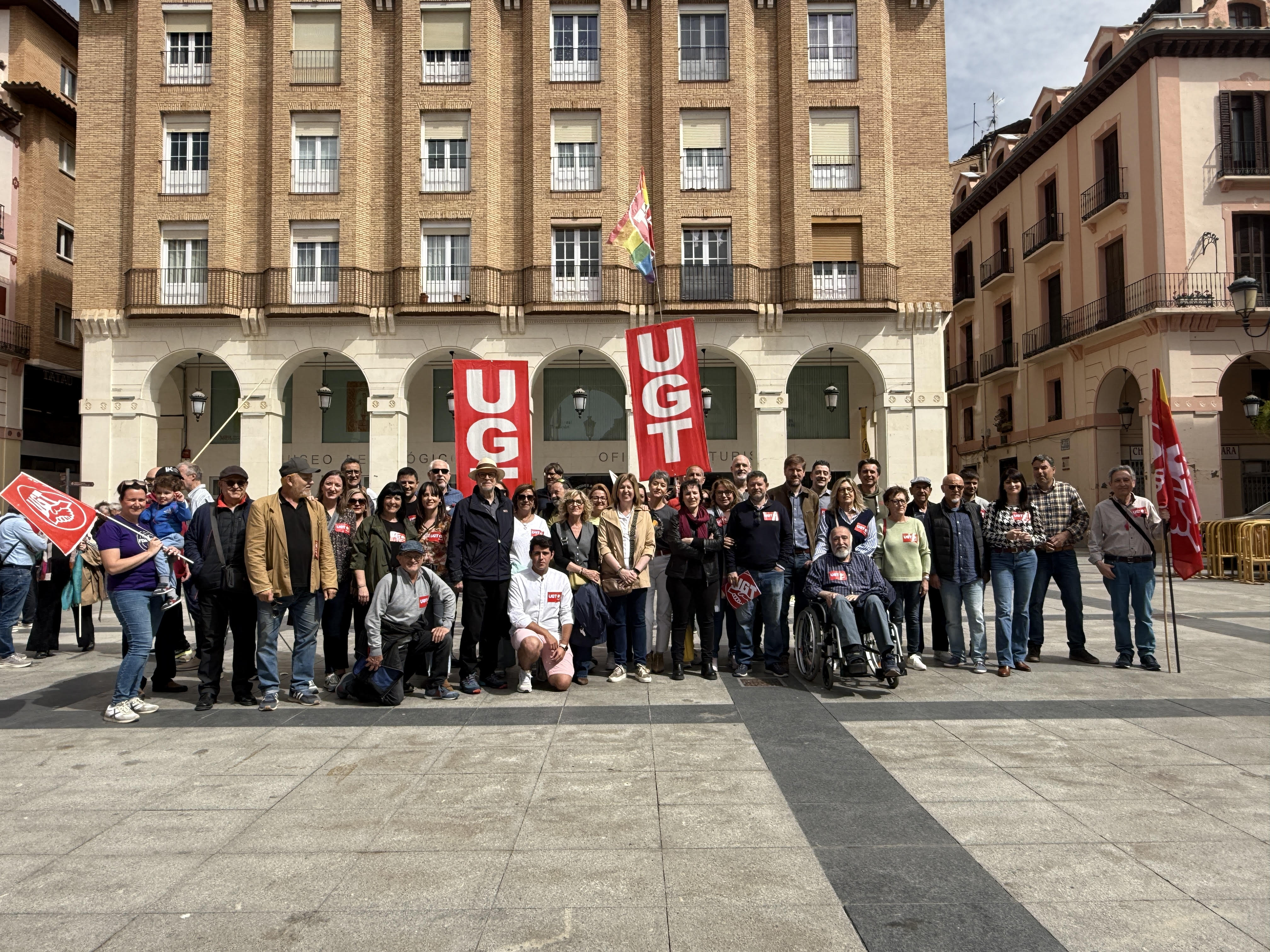 Miembros de la Federación Altoaragonesa del PSOE, en la manifestación de UGT y CC.OO. en este 1 de mayo en Huesca
