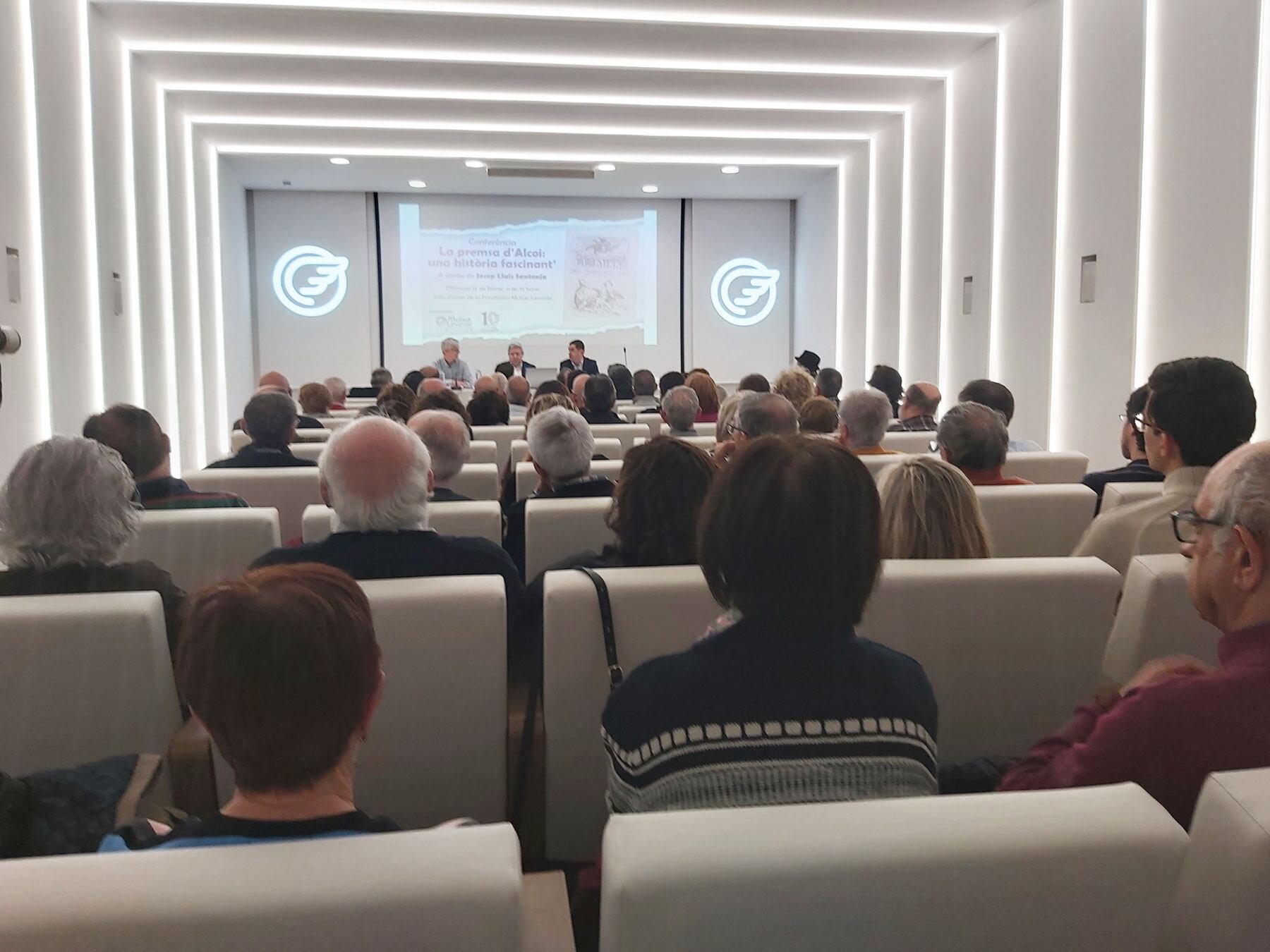 El saló d'actes de Fundació Mutua Levante s'ha omplt per complet per assistir a aquesta conferència de Josep Lluís Santonja