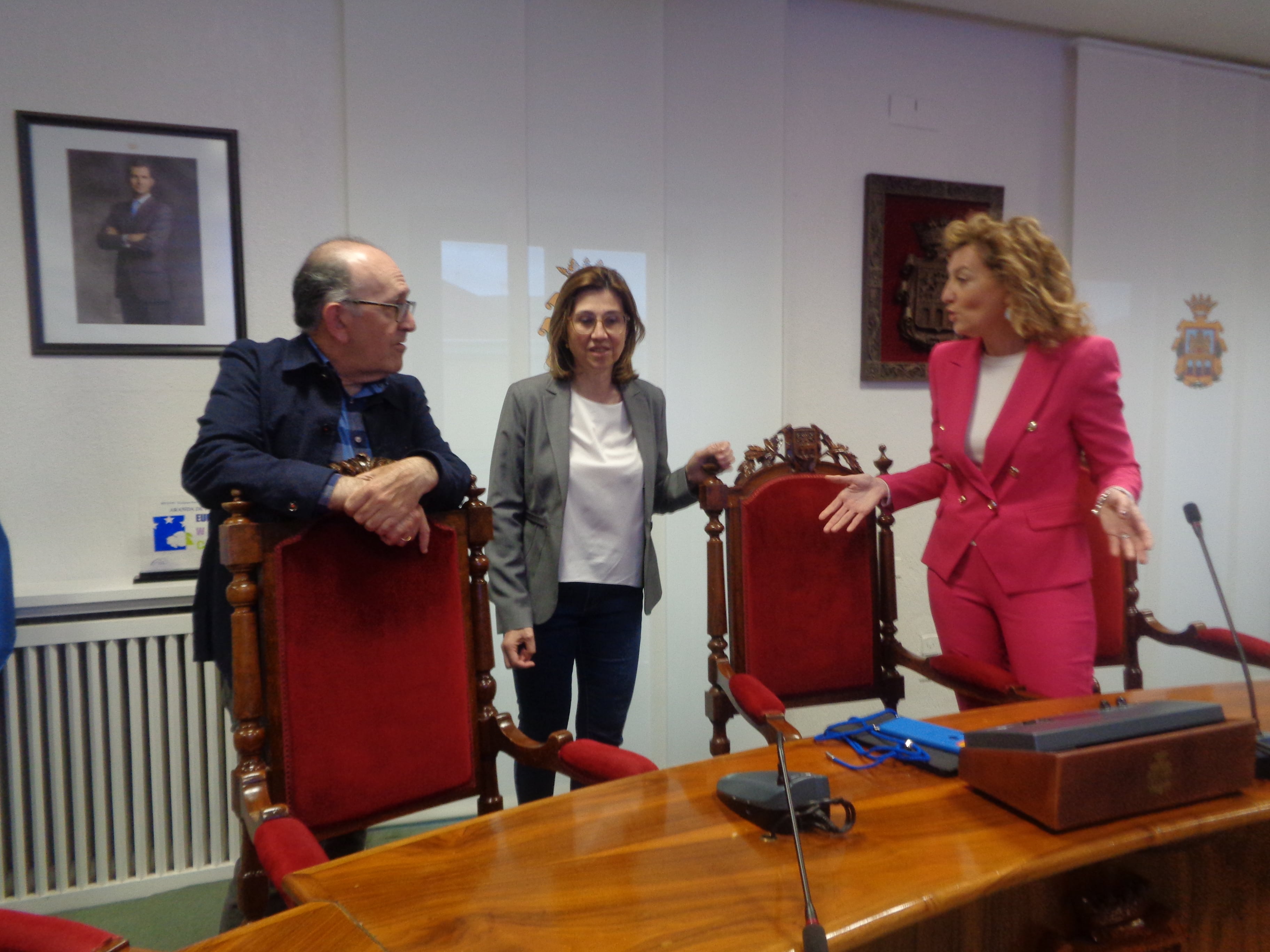 Raquel González (en el centro), recibió en el salón de plenos a María Pardo y José Manuel Blázquez