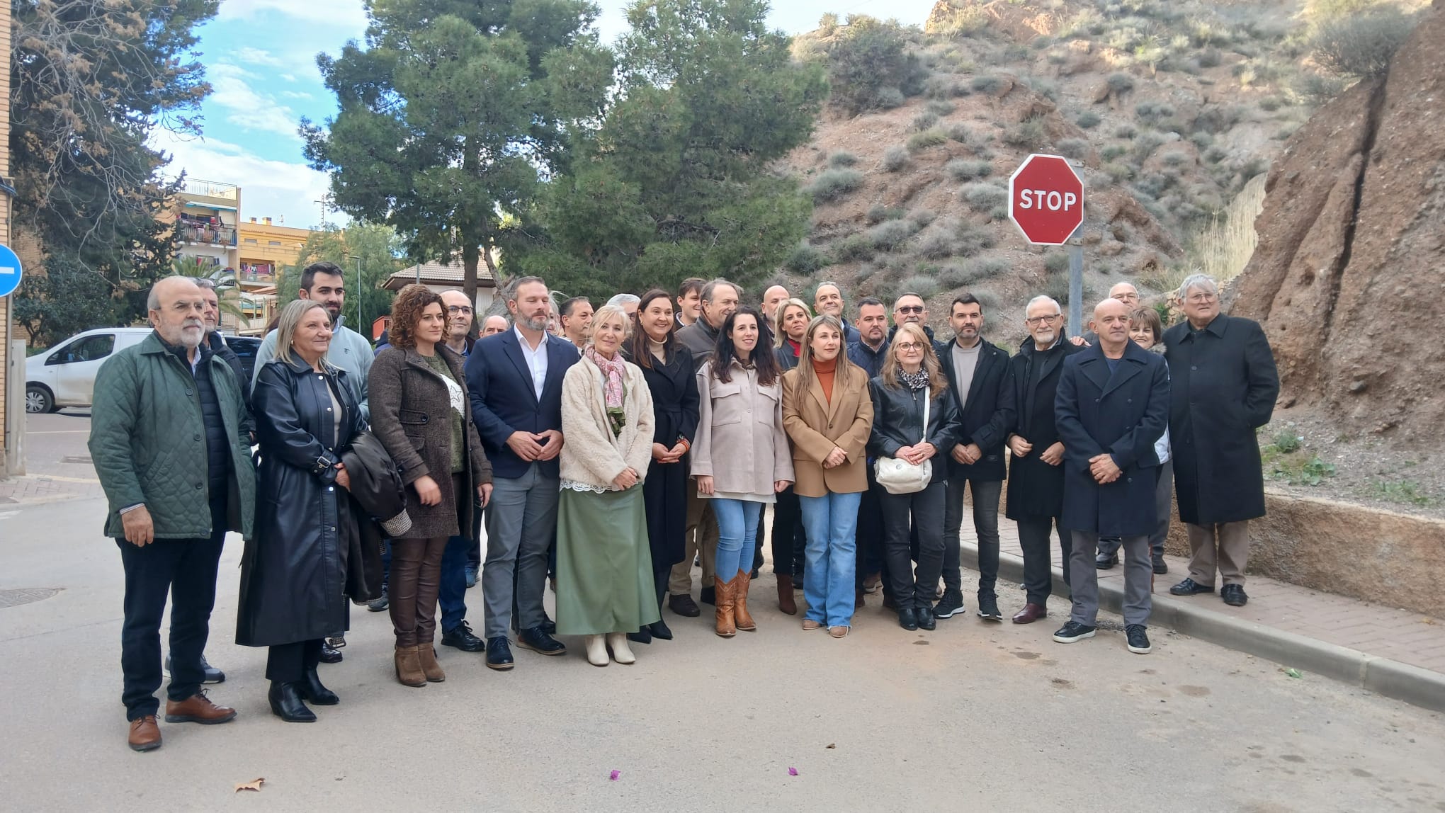 Concejales de Vox, y militantes junto a la diputada Rocío de Meer