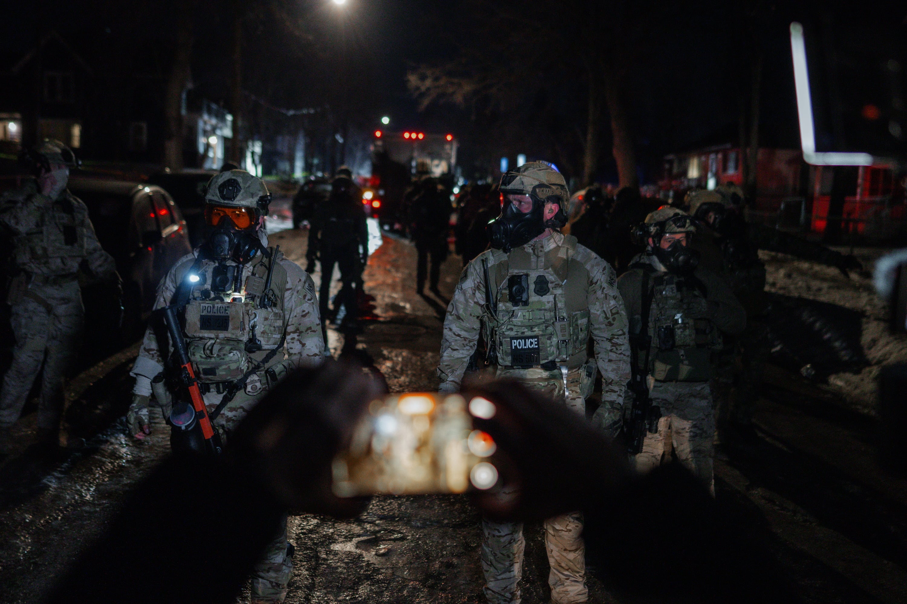 Varios agentes de ICE tratan de dispersar una protesta en contra del servicio migratorio en Estados Unidos.