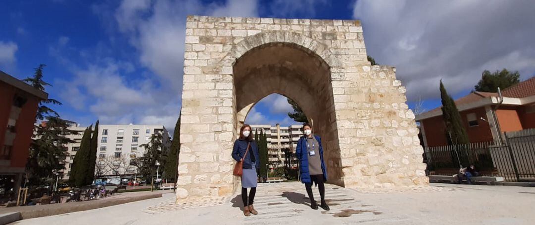 Antonia Serrano y Crisitina López de Lerma delante del Arco del Torreón