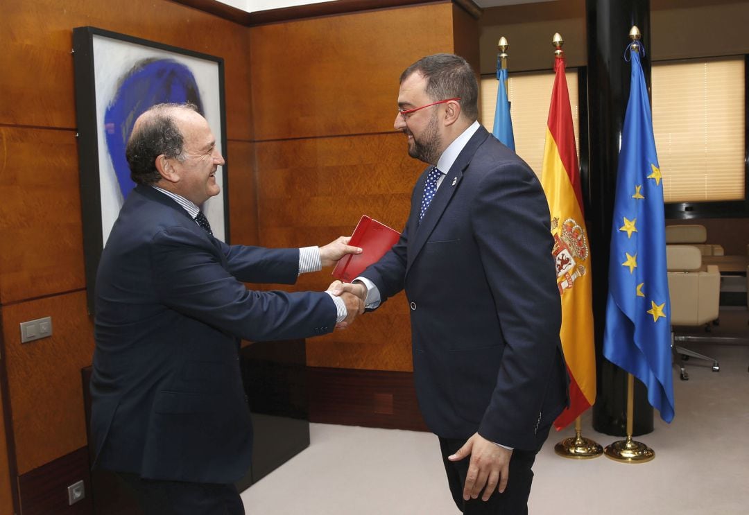 El presidente del Principado, Adrián Barbón, recibe en su despacho oficial al de la Fundación Ópera de Oviedo, Juan Carlos Rodríguez Ovejero