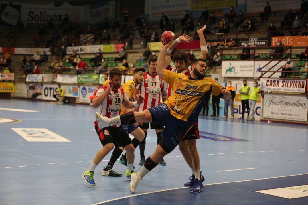 Javi García intenta un lanzamiento ante Puerto Sagunto.