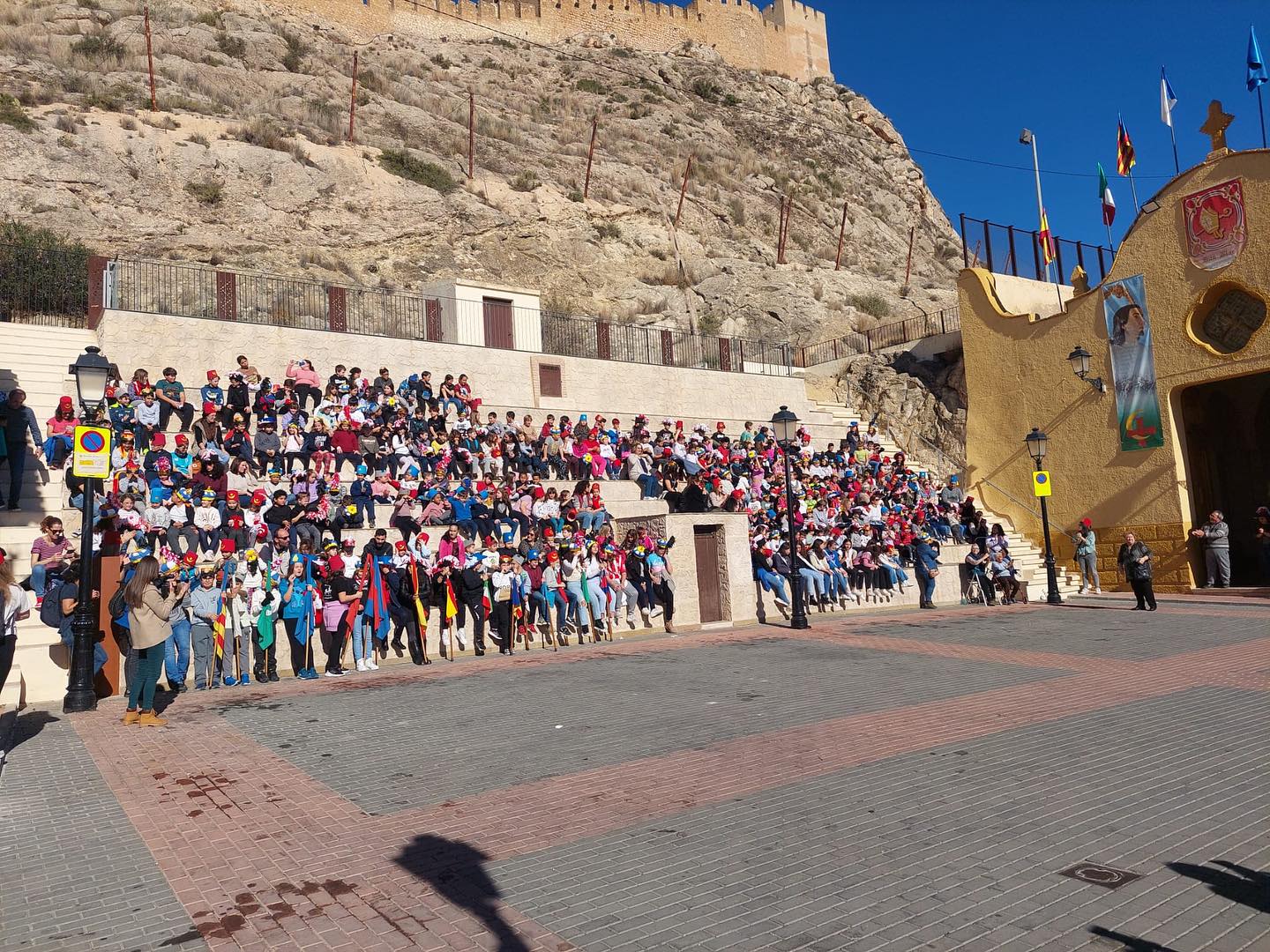 Escolares en la plaza de la ermita