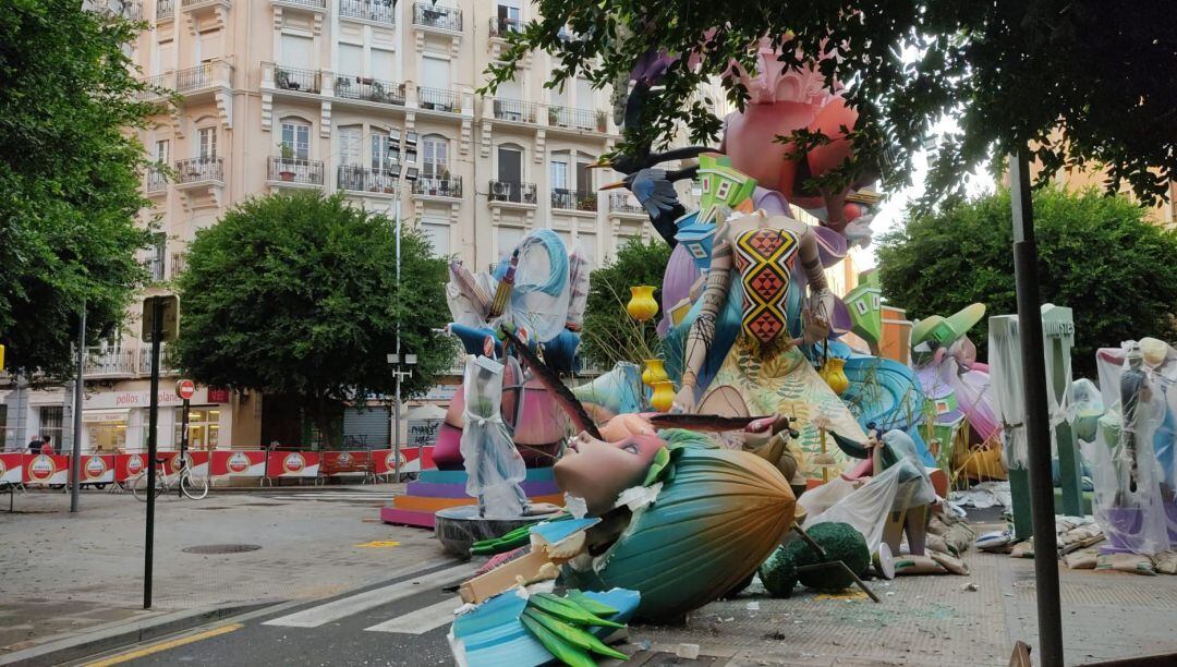 30-08-2021 Daños causados por la lluvia en la Falla Sueca-Literato Azorín. 
 La fuerte tormenta que ha descargado esta tarde en València ciudad, acompañada de fuertes vientos, ha provocado el desprendimiento de la cabeza de una figura de la Falla Sueca L