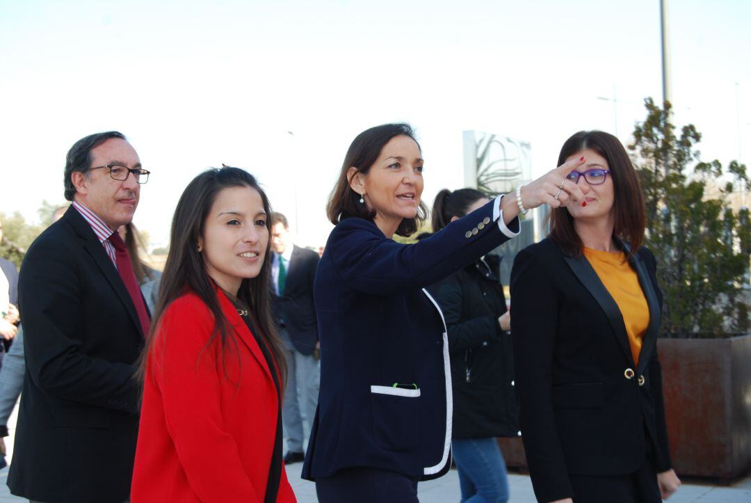 En la fotografía la concejal del Ayuntamiento de Móstoles, Jesica Antolín, la Ministra de Industria, Reyes Maroto y la alcaldesa de Móstoles, Noelia Psse