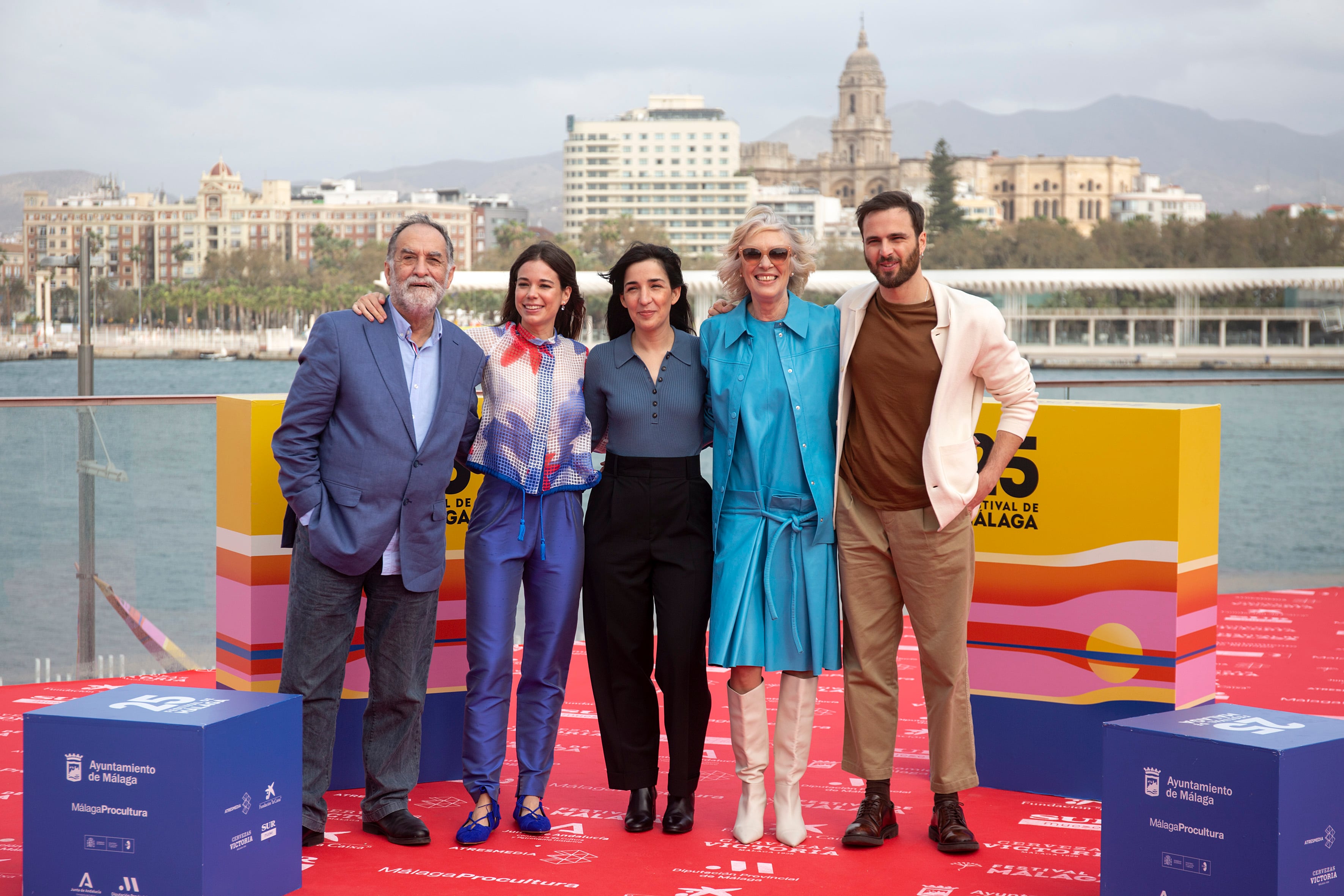 La directora de cine Alauda Ruiz de Azúa posa junto a los actores Ramón Barea, Laia Costa, Susi Sánchez y Mikel Bustamante durante la presentación del largometraje &#039;Cinco lobitos&#039; en Málaga. EFE/Daniel Pérez