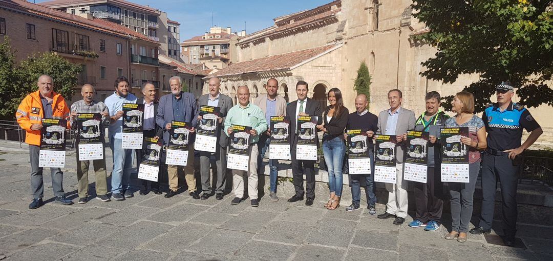 Foto de familia de las instituciones que participan en el desarrollo de la Carrera y marcha solidaria de Caja Rural