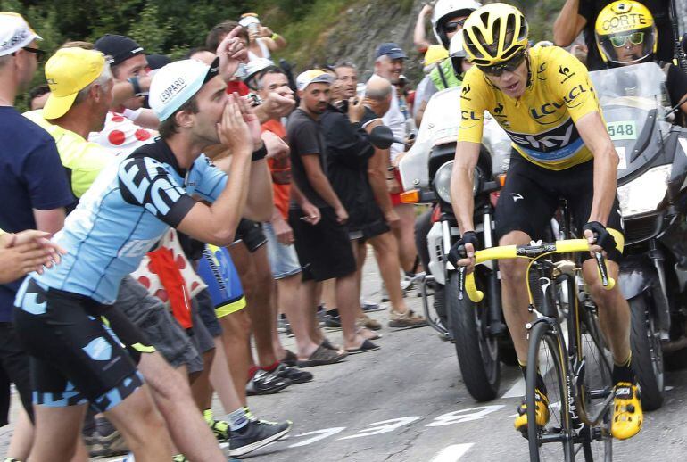 Algunos seguidores animan a Chris Froome durante el ascenso a La Toussuire