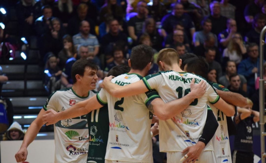 Los jugadores del Unicaja celebran la victoria.