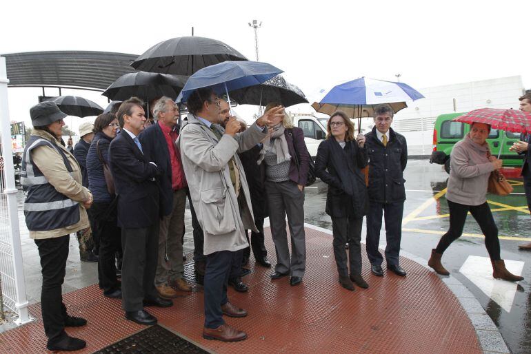 GRA338. LA LÍNEA DE LA CONCEPCIÓN (CÁDIZ), 27/10/2015.- Cinco técnicos de la Comisión Europea acompañados de otras personas han visitado hoy la frontera entre La Línea de la Concepción y Gibraltar, para comprobar el estado de aplicación de las recomendaciones realizadas por Bruselas para mejorar su funcionamiento.EFE/A.Carrasco Ragel.