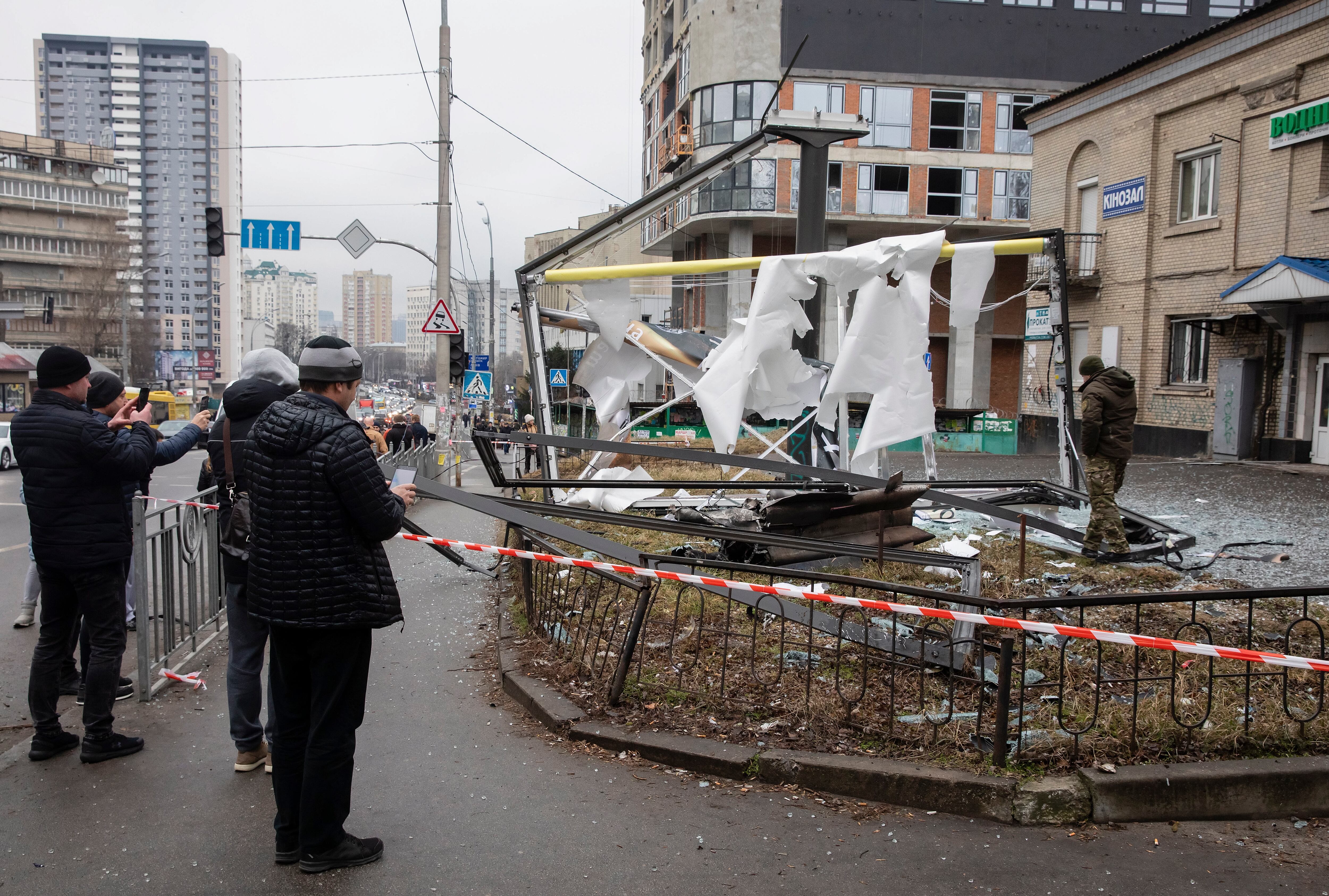 El lugar donde ha caído uno de los bombardeos en Kiev