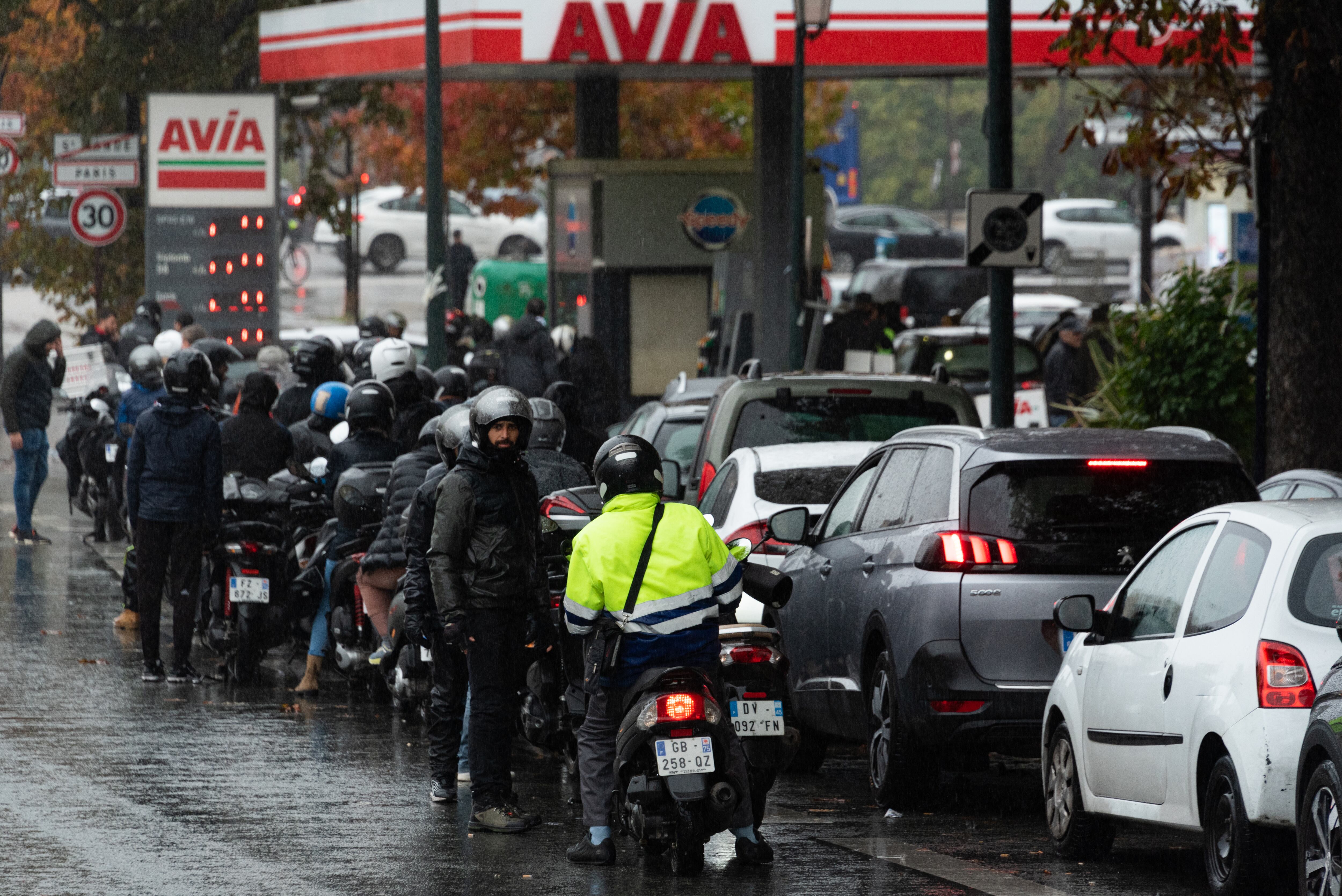 Conductores y motoristas hacen cola para repostar en una gasolinera de París, en el momento que se cumplen tres semanas desde el inicio de la huelga en las principales refinerías del país.