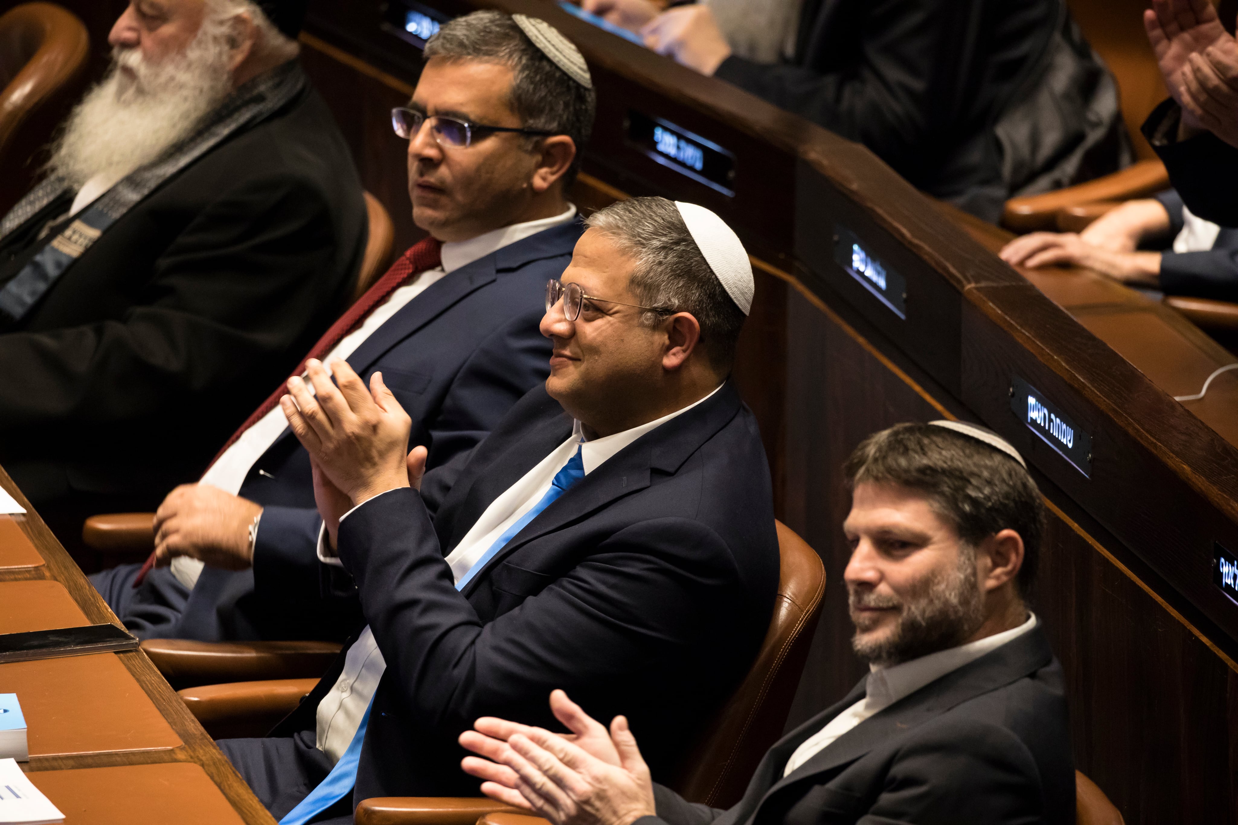 El ministro de Seguridad Nacional de Israel, Itamar Ben Gvir (en el centro) y el de Finanzas, Bezalel Smotrich (en la parte inferior) durante un debate en el parlamento de Israel