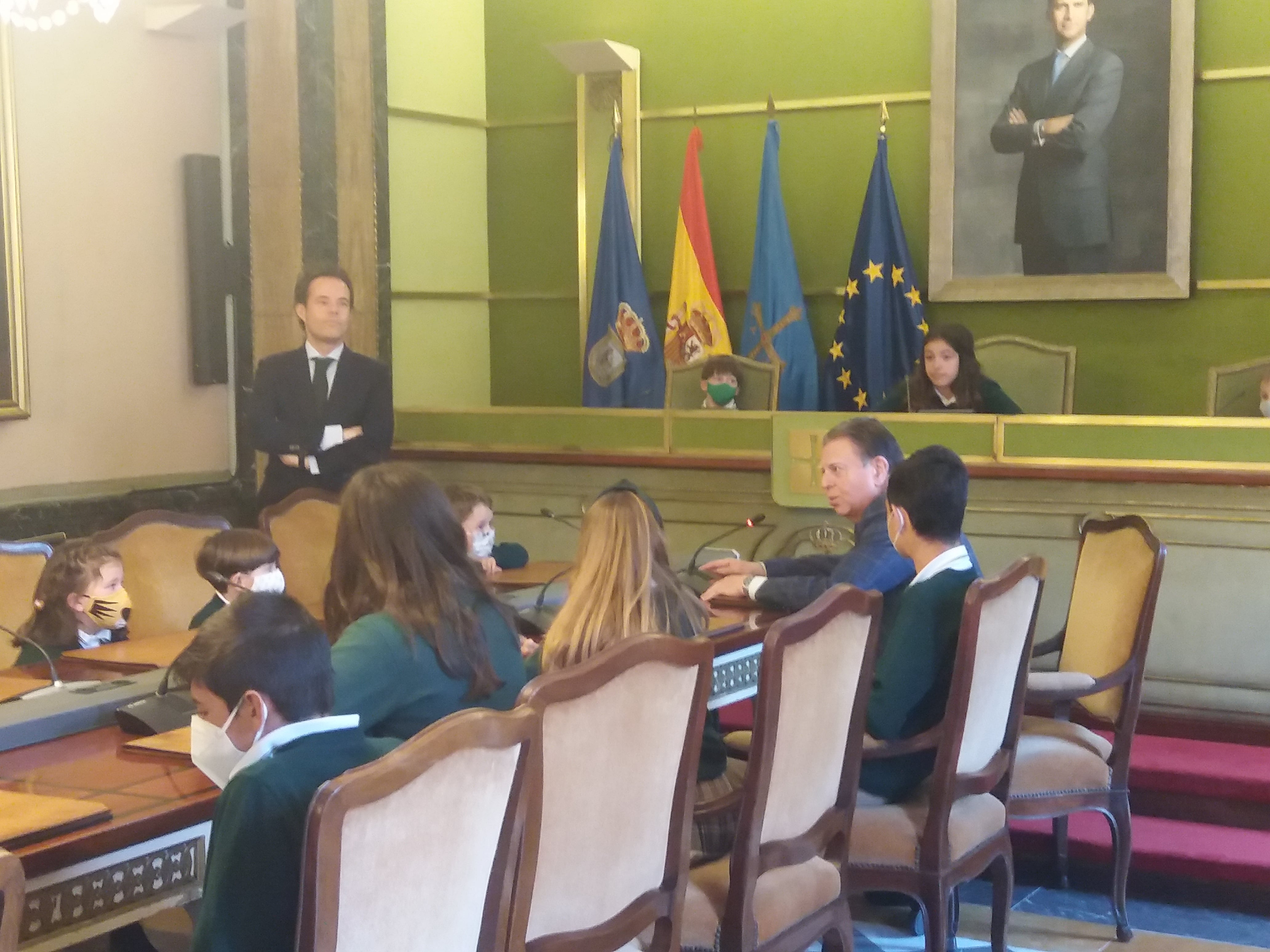 Los alumnos del Colegio Teresianas en el Salón de Plenos del Ayuntamiento de Oviedo