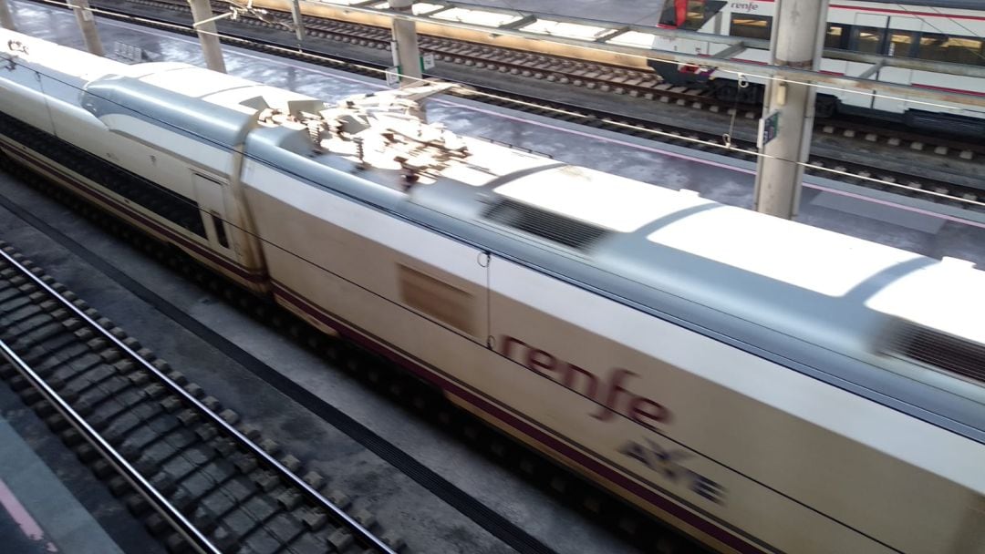 Tren Ave a su paso por la Estación de Córdoba