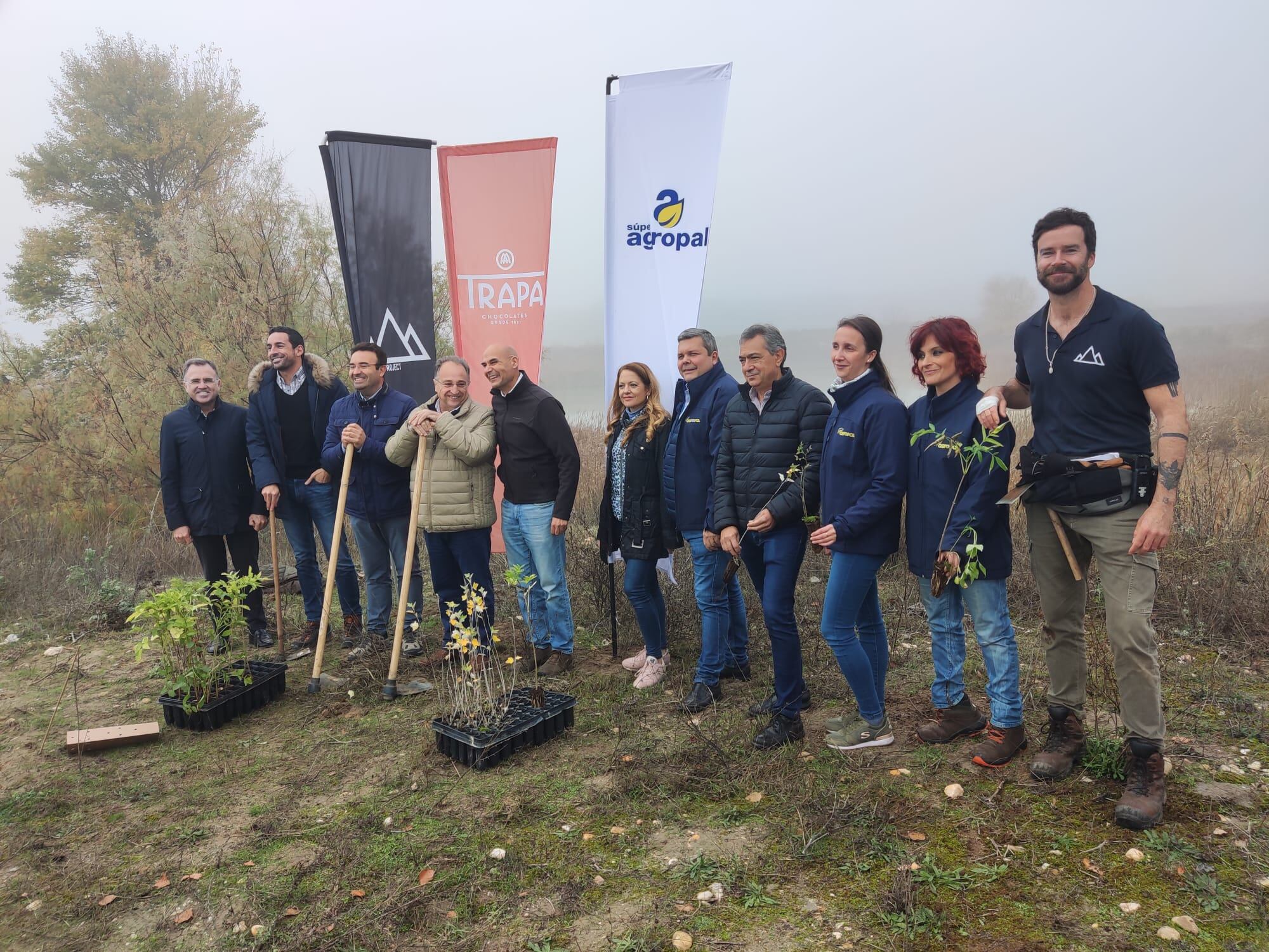 Miembros de Agropal, Chocolates Trapa y Reforest Proyect, junto a representantes municipales y de los medios de comunicación han participado en la reforestación