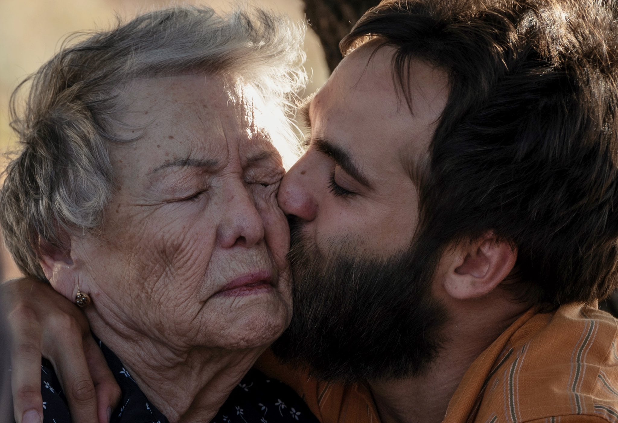 Carlos besa a su abuela Herminia.