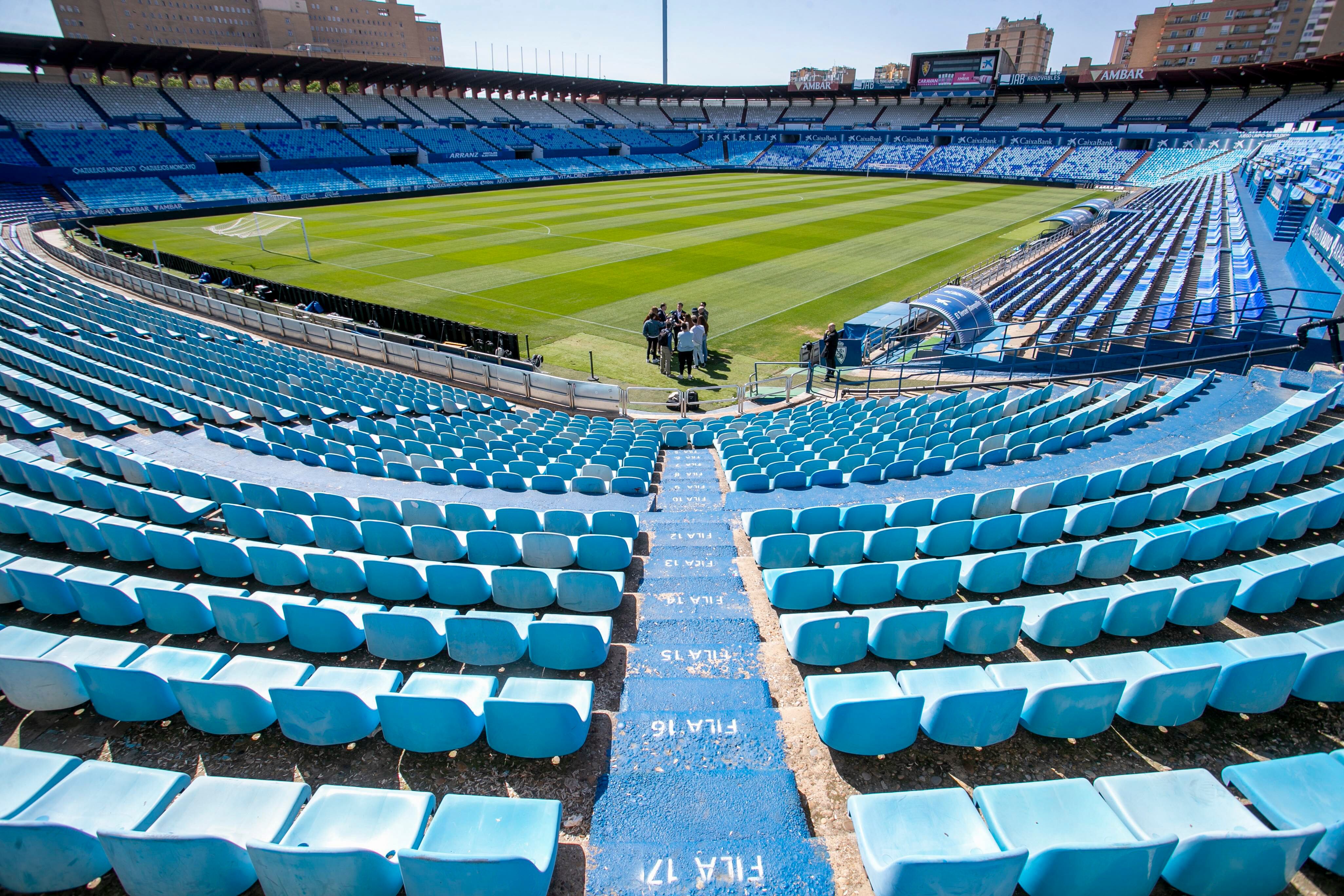 ZARAGOZA. 19/04/23.- Vista del estadio de La Romareda durante las declaraciones del concejal de Urbanismo de Zaragoza e interlocutor de la candidatura para ser una de las sedes del Mundial 2030, Víctor Serrano, tras la reunión que han mantenido hoy en la capital aragonesa representantes del Gobierno de Aragón, del Ayuntamiento de la ciudad y del Real Zaragoza SAD con representantes de las Federaciones Española y Portuguesa de fútbol vinculadas a la supervisión de las candidaturas y de los equipamientos para postularse como sede del campeonato. EFE/Javier Cebollada
