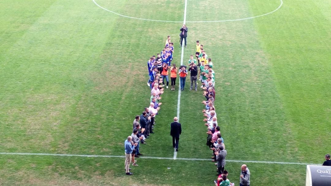 Homenaje de los exjugadores del Toledo y el Santa Bárbara al que fuera entrenador del Toledo en varias etapas, Paulino Lorenzo