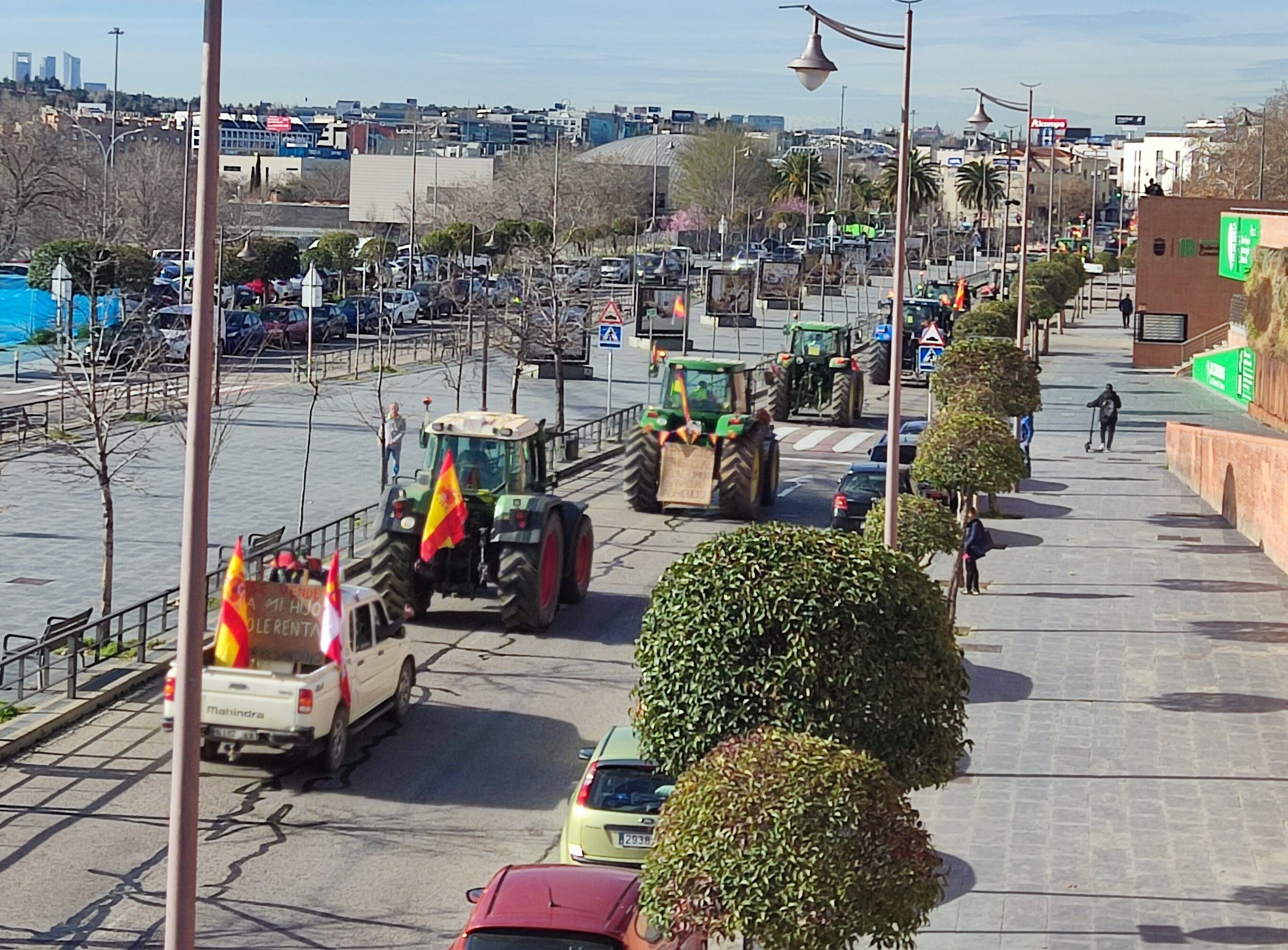 Protesta de tractores pasando por Alcobendas en el año 2024