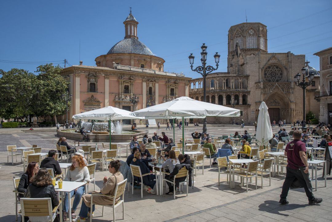 Varias personas en la terraza de un bar de València en una imagen de archivo.