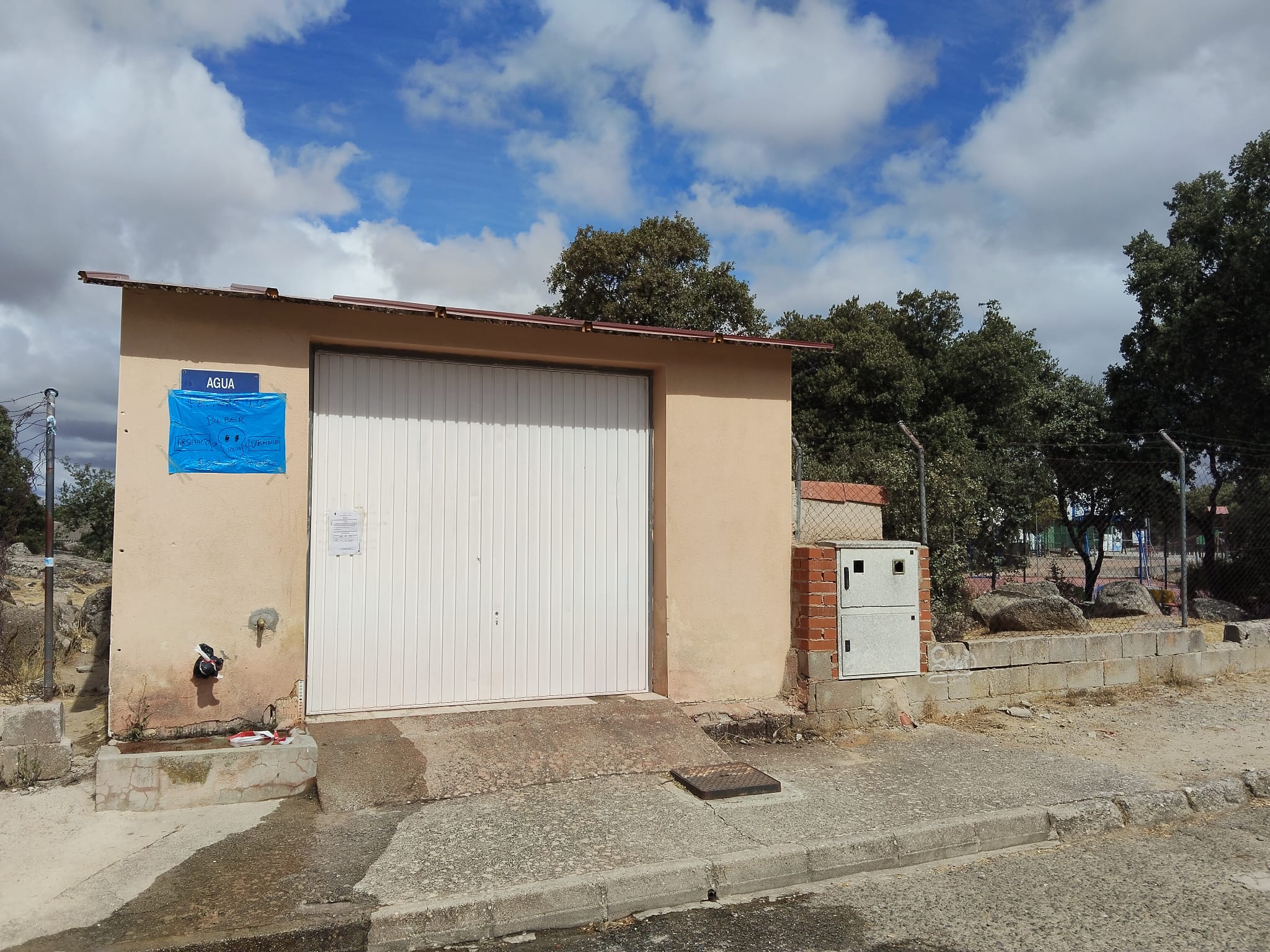 Los vecinos han precintado uno de los suministros municipales de agua para evitar el consumo