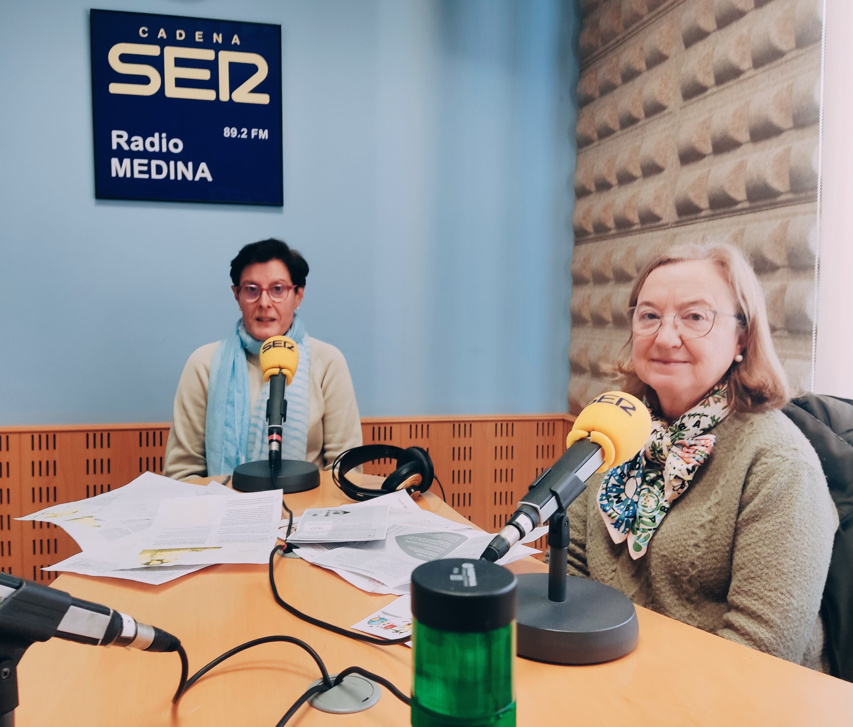 Mª Teresa Gestoso y Mariví Barrero, en los estudios de Radio Medina