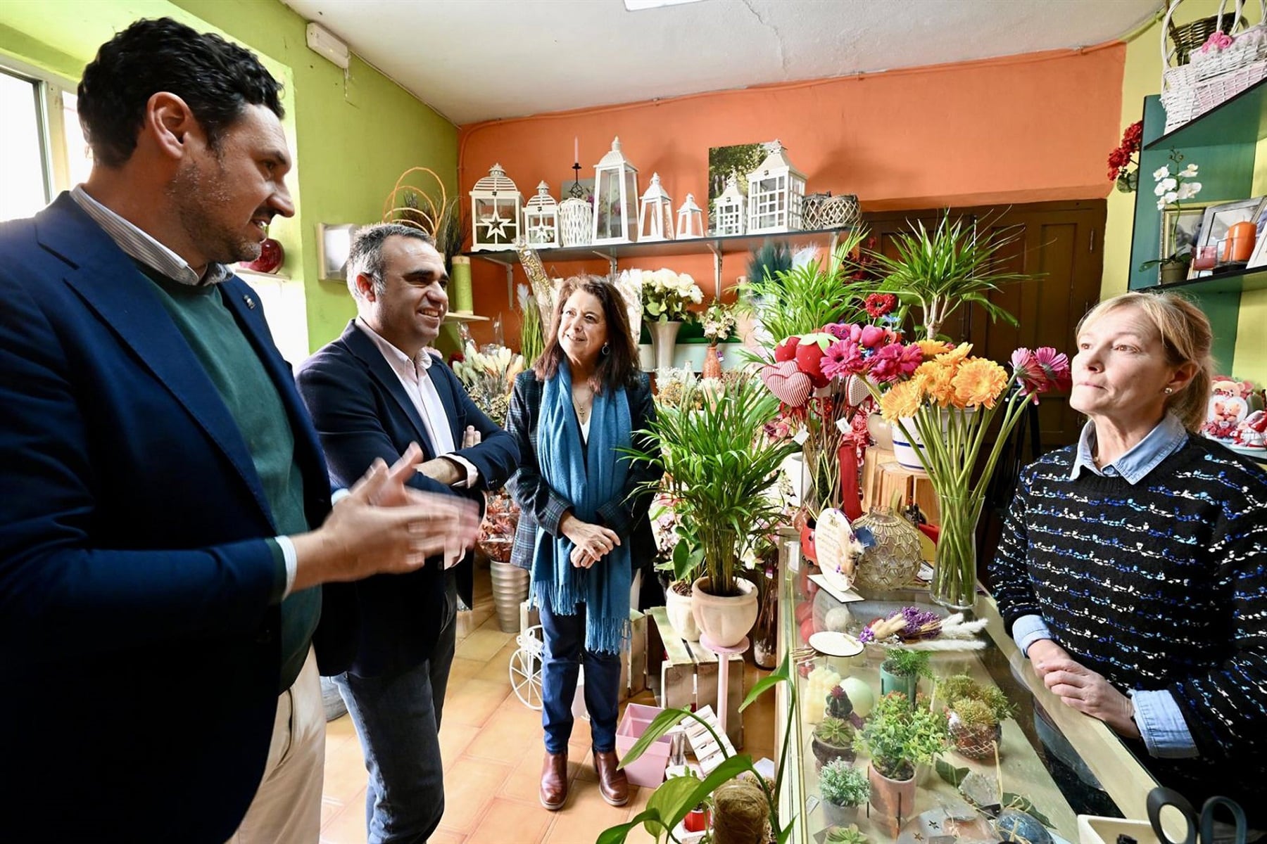 El presidente de la Diputación, Francis Rodríguez, ha subrayado en un encuentro mantenido con mujeres beneficiarias del municipio de Caniles que esta iniciativa refleja el compromiso de la Diputación con la igualdad de oportunidades