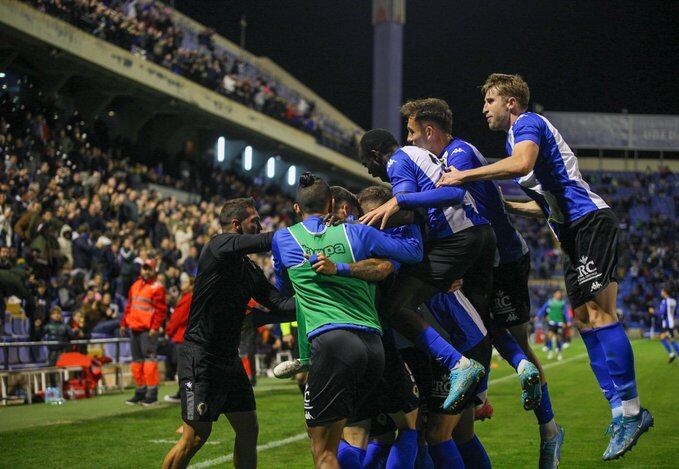 Los jugadores del Hércules celebran el gol de Samu Vázquez, en el Rico Pérez