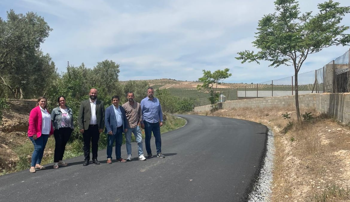 Autoridades visitan uno de los caminos agrícolas mejorados en Pozo Alcón.