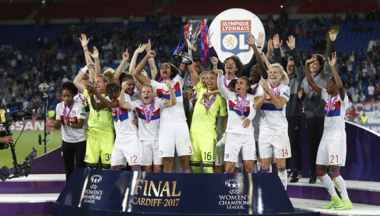 Las jugadoras del Lyon celebran el título de la Champions League