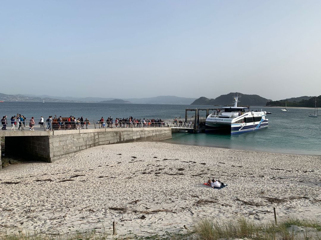 Viajeros subiendo esta Semana Santa al barco que los llevará de nuevo al continente desde el Parque Nacional das Illas Atlánticas