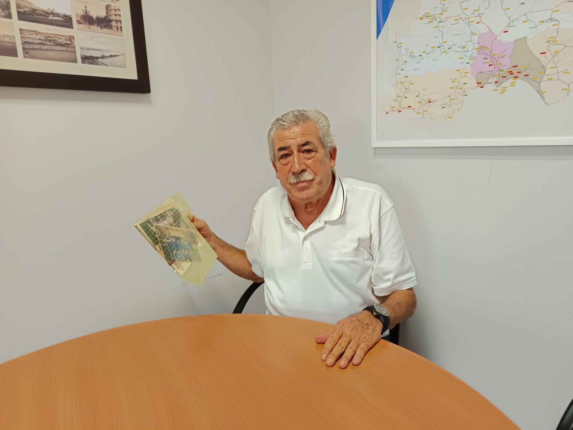 Juan Capel con sus recuerdos de futbolista y empleado de la Andaluza de Minas.