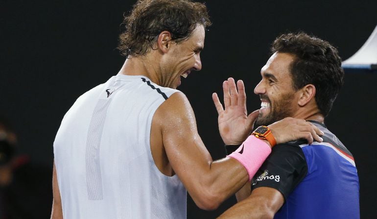 Nadal charla con Víctor Estrella al término del partido en Melbourne