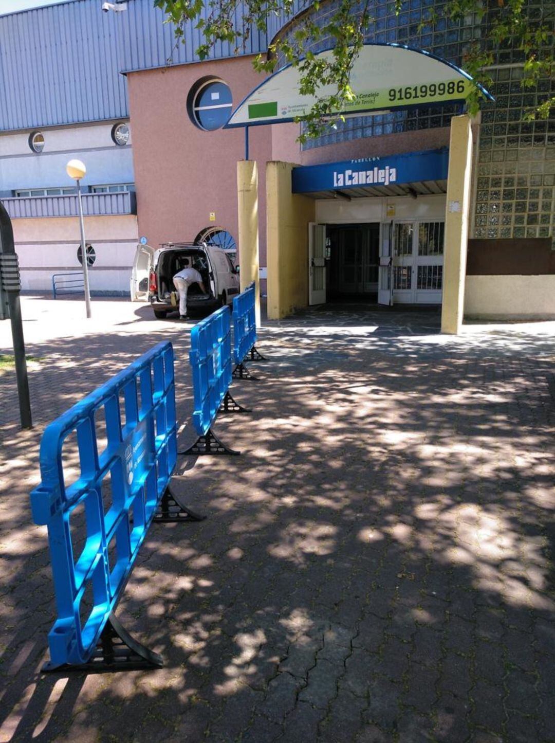 Fachada del centro deportivo La Canaleja de Alcorcón