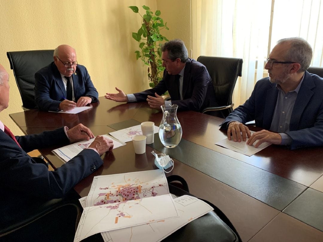 Reunión del alcalde de Sevilla y el consejero de Salud
