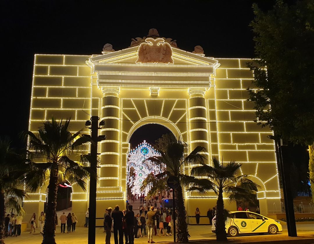 Portada del ferial de Granada. Reproduce la Puerta de las Granadas de la Cuesta de Gomérez, en el acceso a la Alhambra