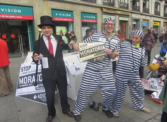 ADICAE denuncia los abusos de los bancos con una &#039;performance&#039; en la Puerta del Sol