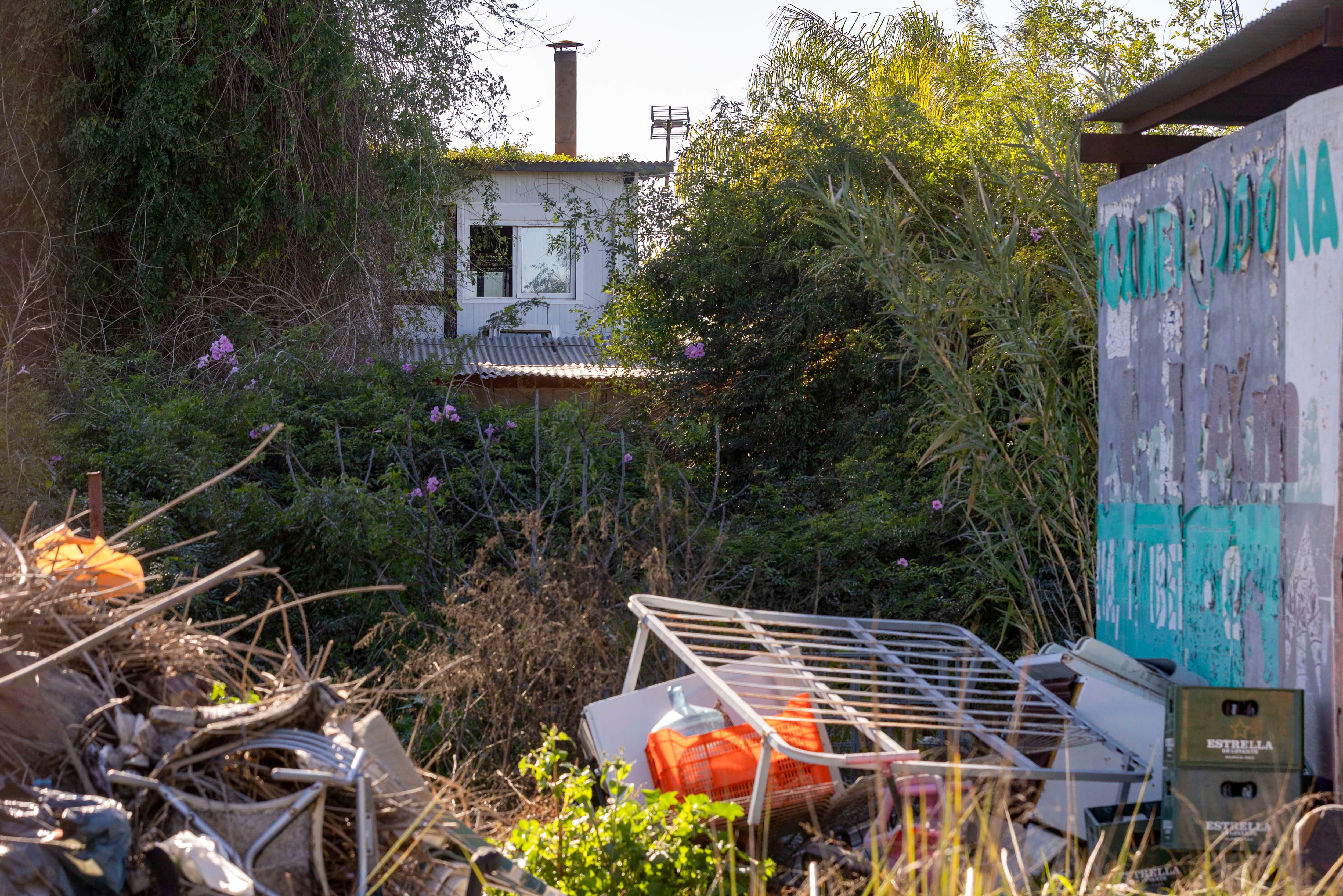SAN JOSE DE LA VEGA, (MURCIA), 12/02/2026.- Vivienda situada en el carril de Las Palomas de la pedanía murciana de San José de la Vega, donde un hombre de unos 50 años ha sido detenido en Murcia por la Policía Nacional como presunto autor de sendos delitos de violencia de género y detención ilegal tras retener presuntamente y agredir durante casi dos años a su pareja sentimental, que logró escapar del cautiverio y cuya desaparición había denunciado en abril de 2024 su familia. EFE/Marcial Guillén