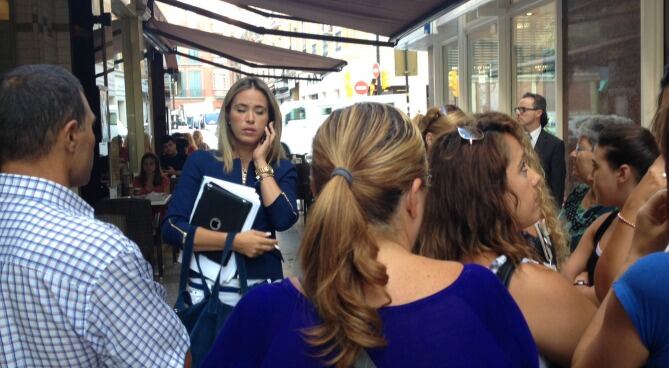 Padres del colegio Los Prados esperan para hablar con la delegada de Educación, Patricia Alba, antes de la rueda de prensa