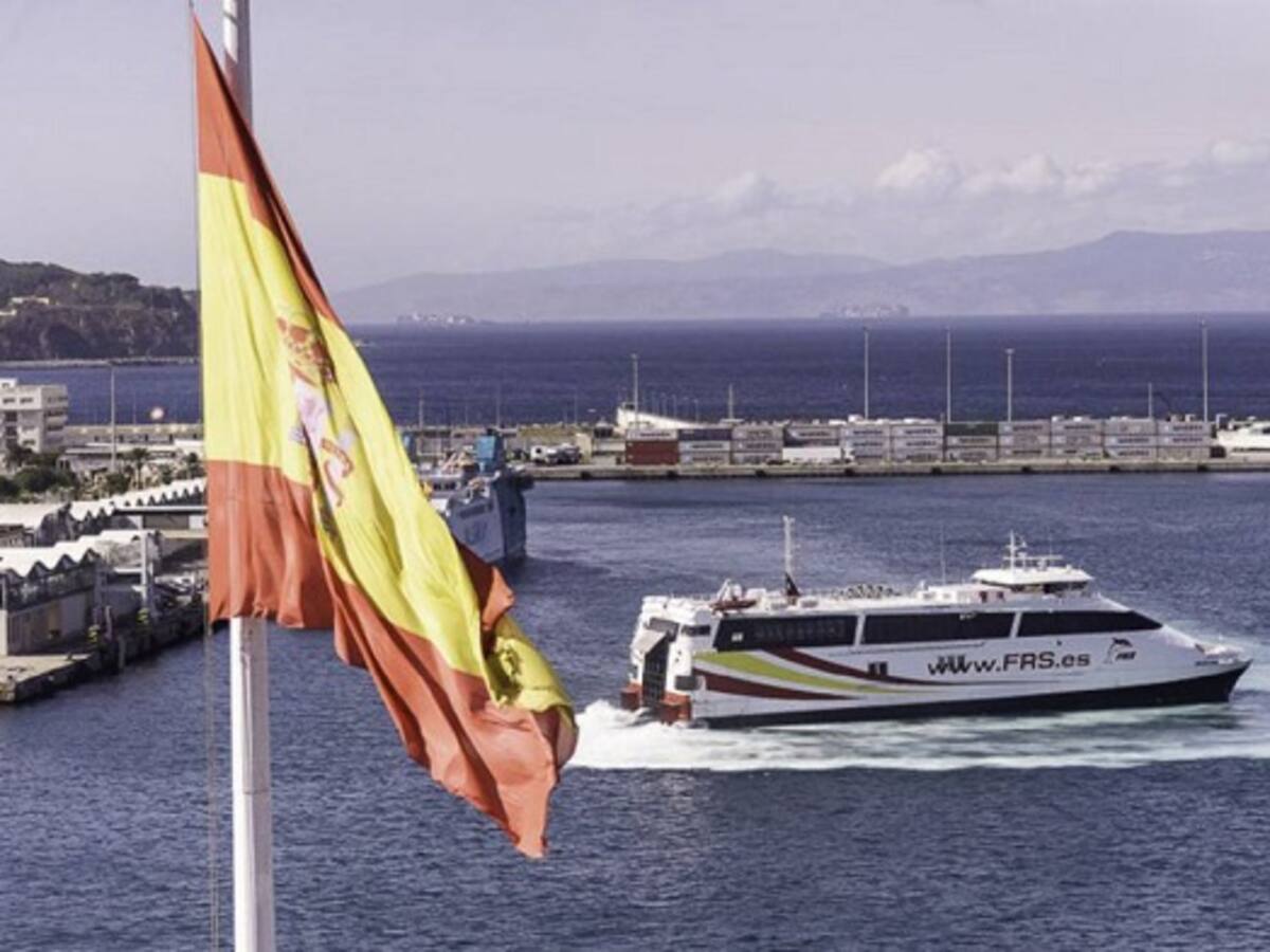 El temporal de levante causa suspensiones de barcos en el Estrecho