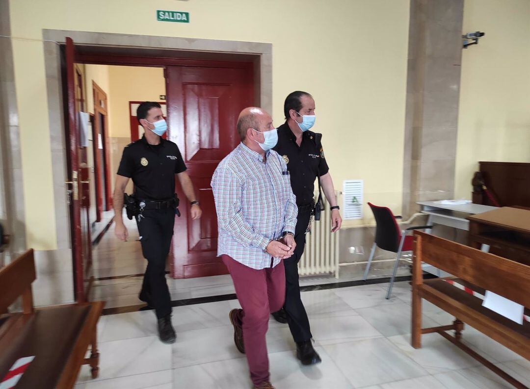 El acusado entrando en la sala de vistas de la Audiencia de Jaén 