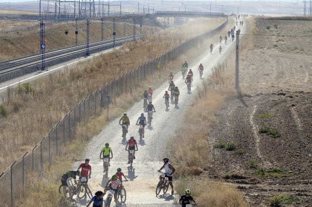 Pelótón ciclista en la edición 2018 por la Via Verde del Eresma